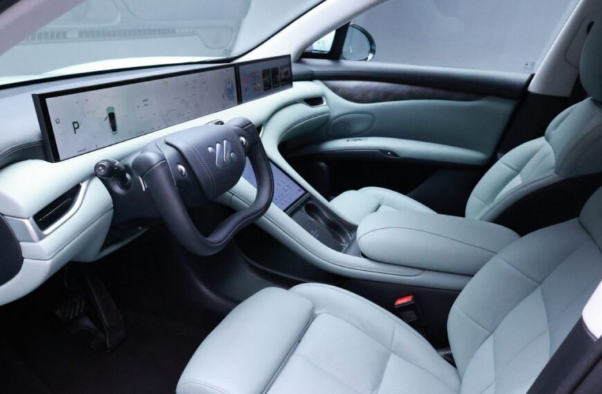 Γιατί η Κίνα «κόβει» τα φουτουριστικά τιμόνια της Tesla;