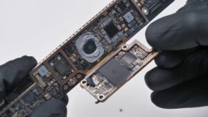 Εκπληκτικά εύκολη η επισκευή ενός MacBook Neo