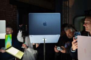 Νέα Εποχή για τα MacBook Pro: OLED οθόνες&hellip;