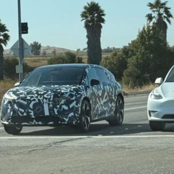 Βόλτες κάνει το νέο Lucid Cosmos δίπλα σε ένα Tesla Model Y