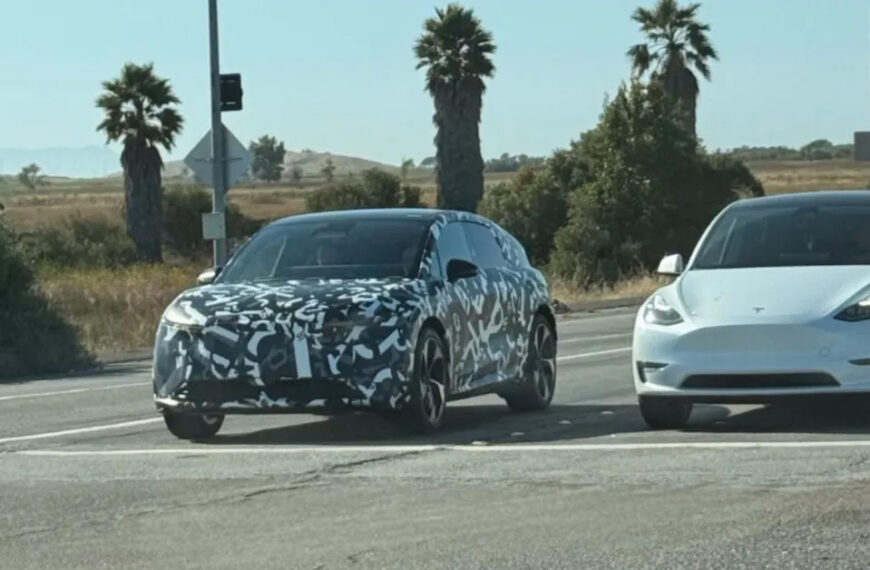 Βόλτες κάνει το νέο Lucid Cosmos δίπλα σε ένα Tesla Model Y