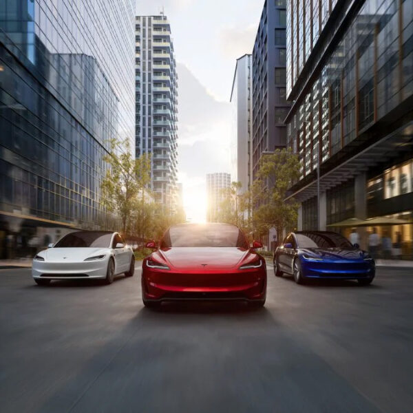 Tesla FSD: Η «μαγεία» των 10 δισεκατομμυρίων μιλίων και η σκληρή πραγματικότητα της αυτονομίας