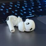 Κυρίαρχος των εσόδων η Apple στα ακουστικά, βάζει νέο στοίχημα η Samsung για το 2026