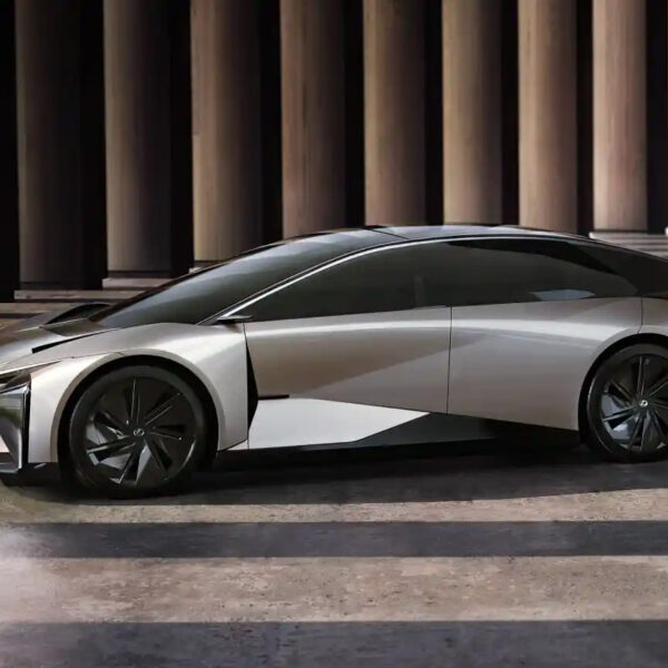 Φρένο στα ηλεκτρικά σεντάν από την Toyota: Μπαίνει στο αρχείο το πολυαναμενόμενο Lexus LF-ZC