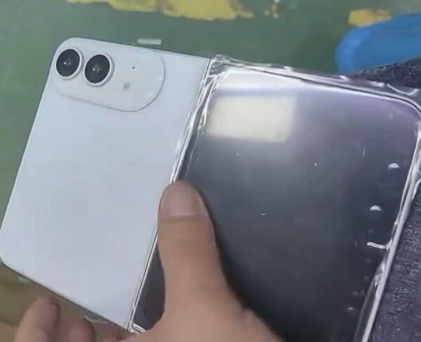 Φωτογραφία του iPhone Fold (σε λευκό/ασημί) που κοινοποιήθηκε από τον Ice Universe