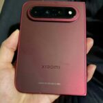 Hands-on leak δείχνει το Xiaomi 18 Fold σε εντυπωσιακή “Dark Cherry” απόχρωση