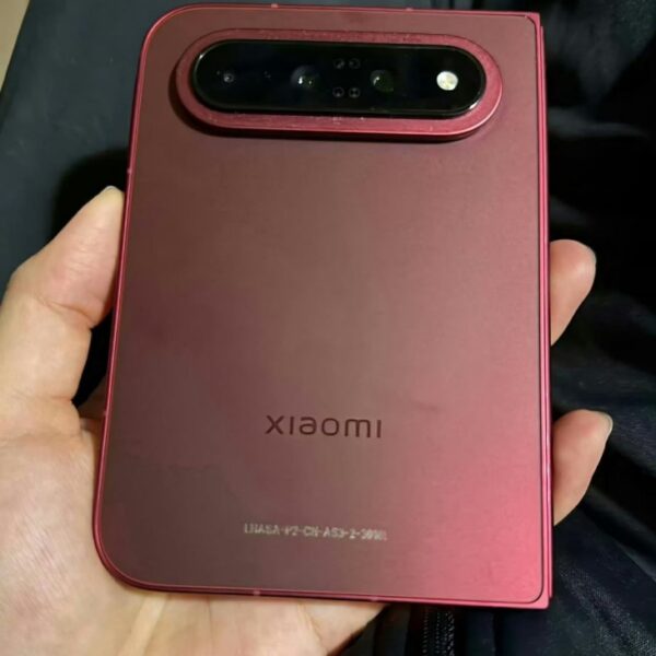 Hands-on leak δείχνει το Xiaomi 18 Fold σε εντυπωσιακή “Dark Cherry” απόχρωση