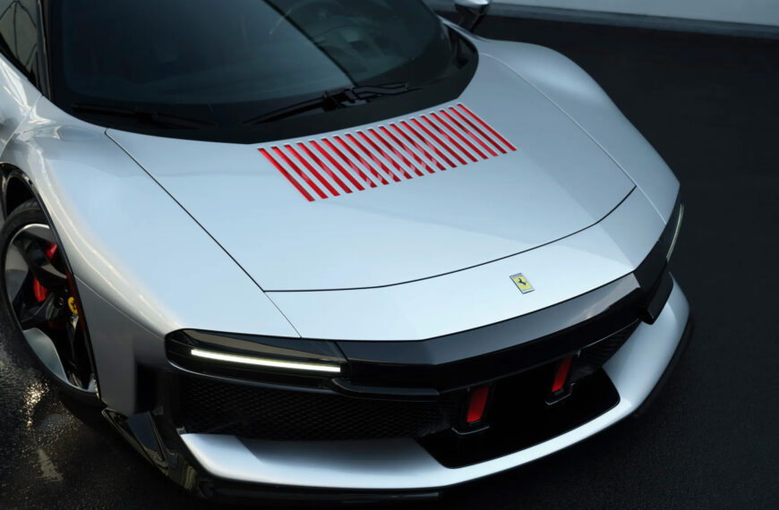 CZ26: Η Ferrari παντρεύει το ηλεκτρικό μέλλον με την ωμή δύναμη του V8