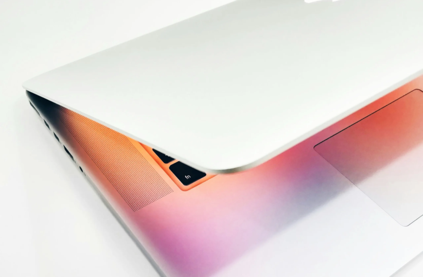 MacBook, Panic at the Disco: Βάζει οθόνες αφής η Apple και εξαφανίζει τα notch!