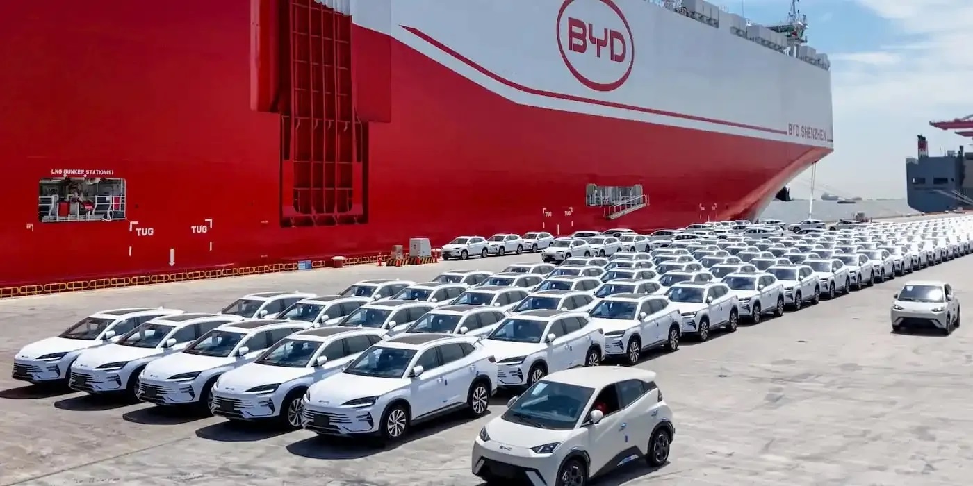 Στόλος 130.000 αυτοκινήτων: Πώς η BYD λύνει το πρόβλημα των logistics για τις εξαγωγές της