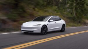 Ενώ το Roadster καθυστερεί, η Tesla απαντά στον&hellip;